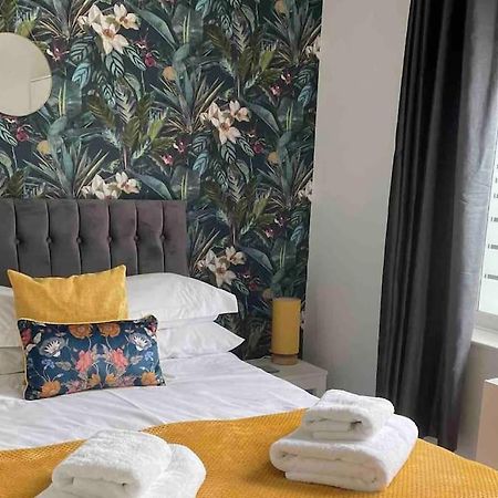 Cayton Village Hide Away Экстерьер фото