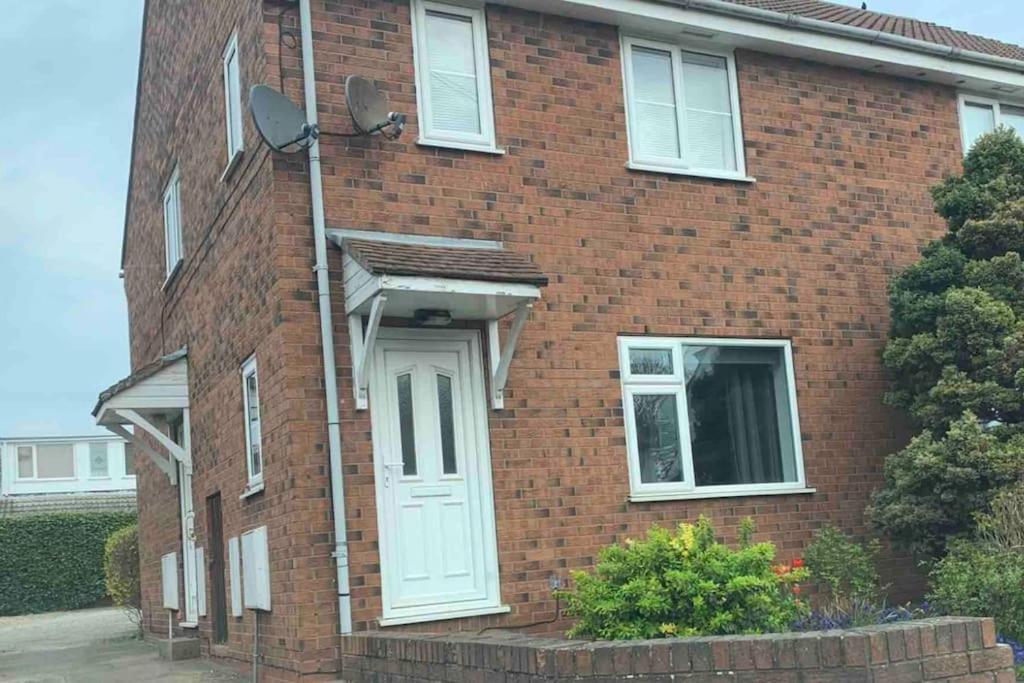 Cayton Village Hide Away Экстерьер фото