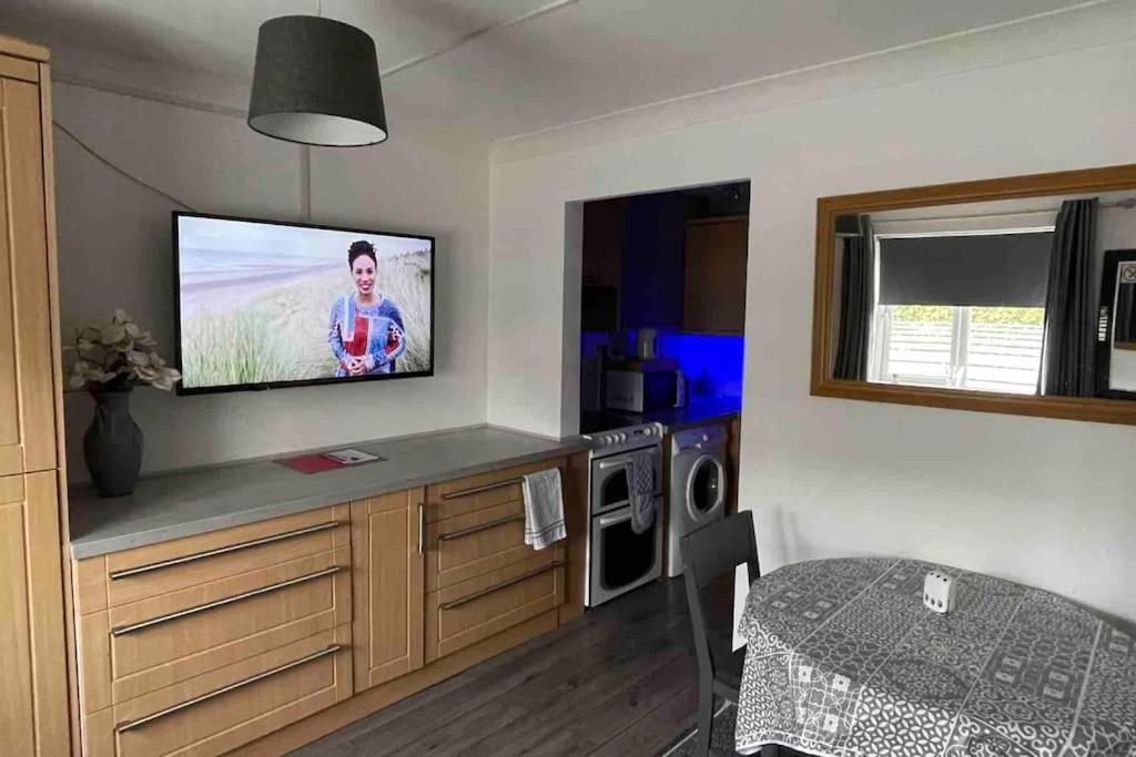 Cayton Village Hide Away Экстерьер фото