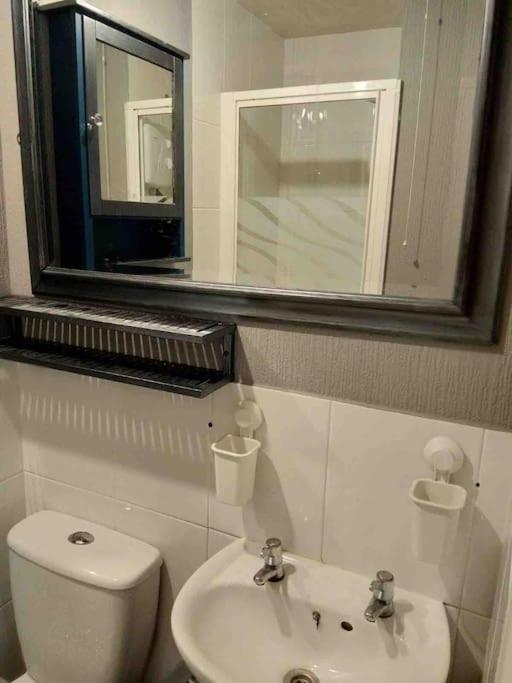 Cayton Village Hide Away Экстерьер фото