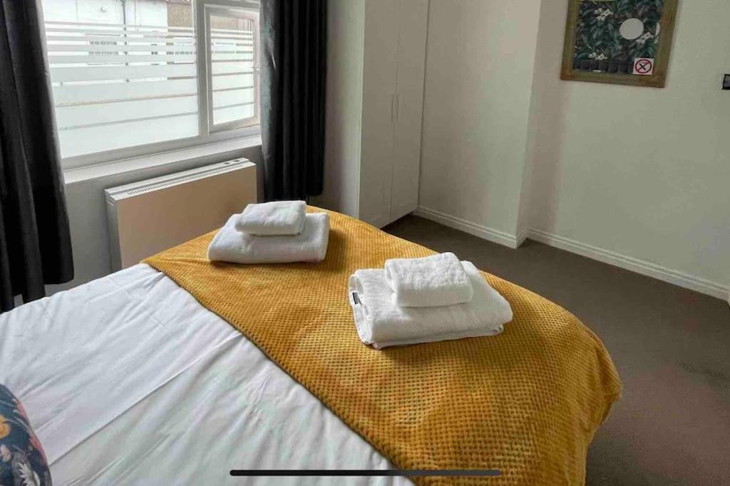 Cayton Village Hide Away Экстерьер фото